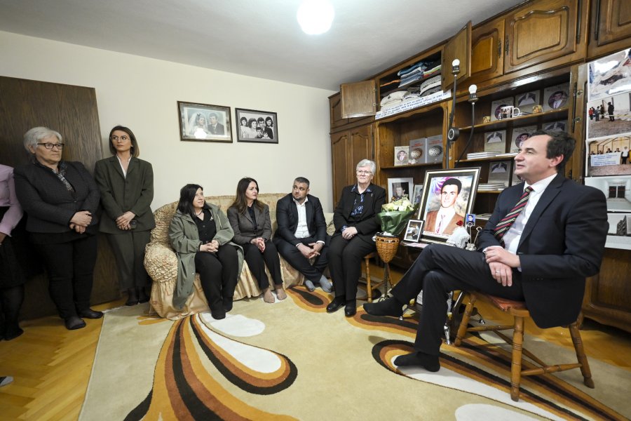 Kurti viziton udhëheqësen e shoqatës “Thirrjet e nënave”, thekson përkushtimin për fatin e të pagjeturve