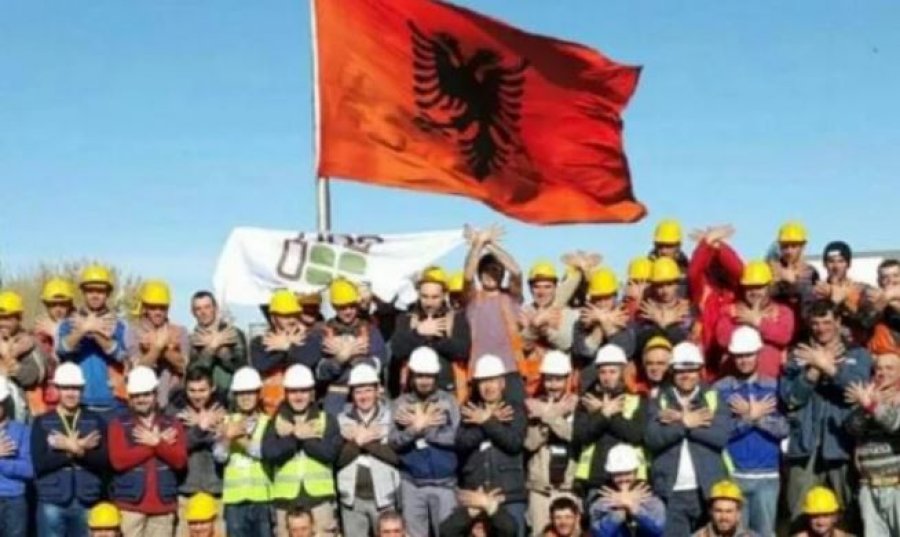 Pacolli uron 1 Majin me një foto të punëtorëve shqiptarë