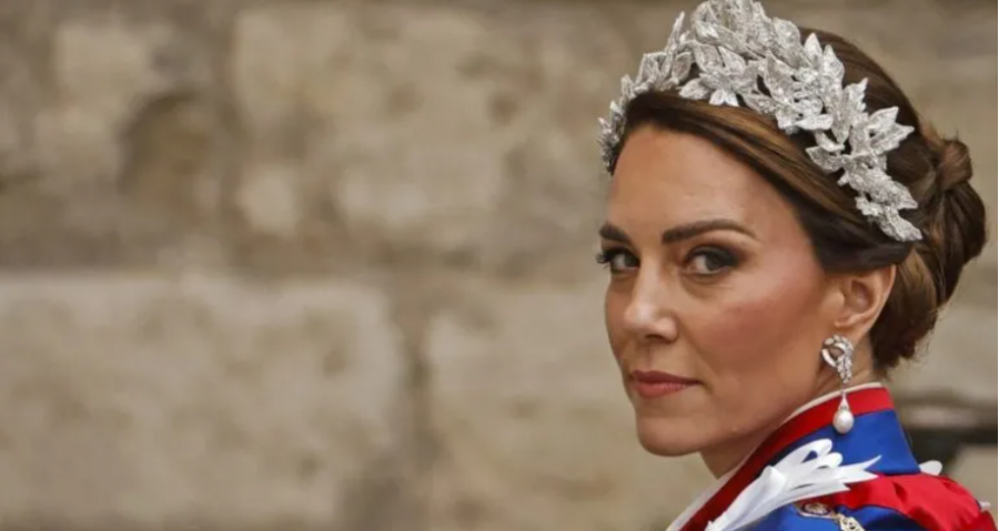 Kate Middleton vendosi vathët e Princeshës Diana për ta nderuar atë në kurorëzimin e Mbretit Karl