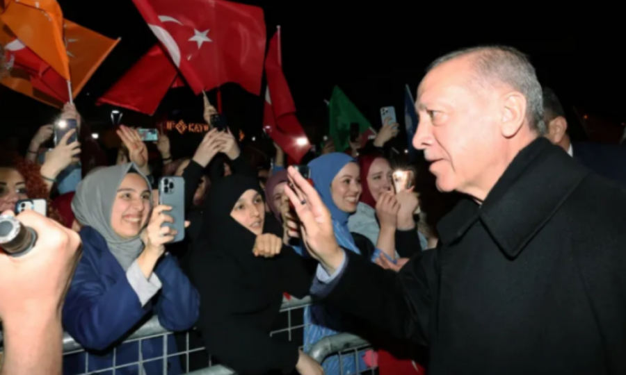 U tha se fluturoi në Ankara, befas Erdogani shfaqet në Stamboll para mbështetësve