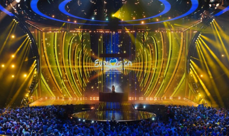Çfarë ndodh në të vërtetë në skenën e Eurovisionit gjatë pauzave ndërmjet performancave
