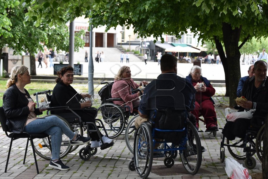 Personat me nevoja të veçanta protestojnë para Qeverisë për uljen e pagesës në 150 euro