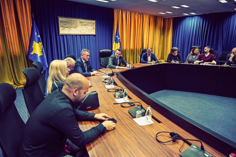Kurti bashkëbisedon me pjestarët e komunitetit goran për sfidat me të cilat përballen ata