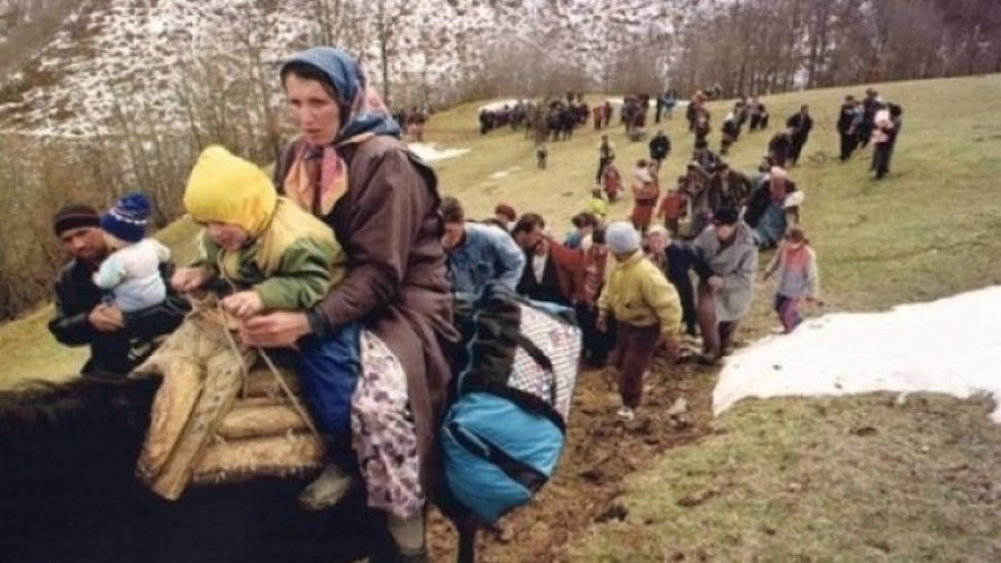  Familja nga Fushë-Kosova u detyruan ta varrosin në oborr të shtëpisë fëmijën e vrarë gjatë luftës