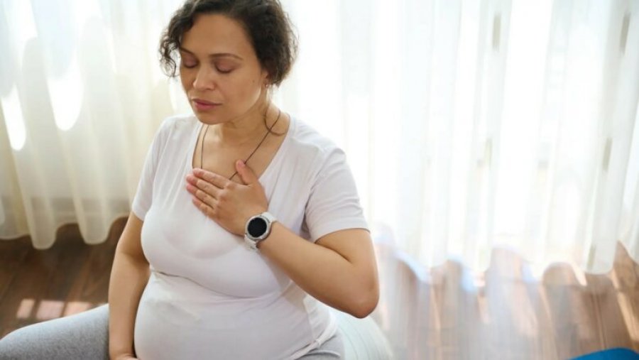 Frymëmarrja e rënduar dhe mungesa e gjumit në shtatzëni: Çfarë po ju sinjalizon trupi?