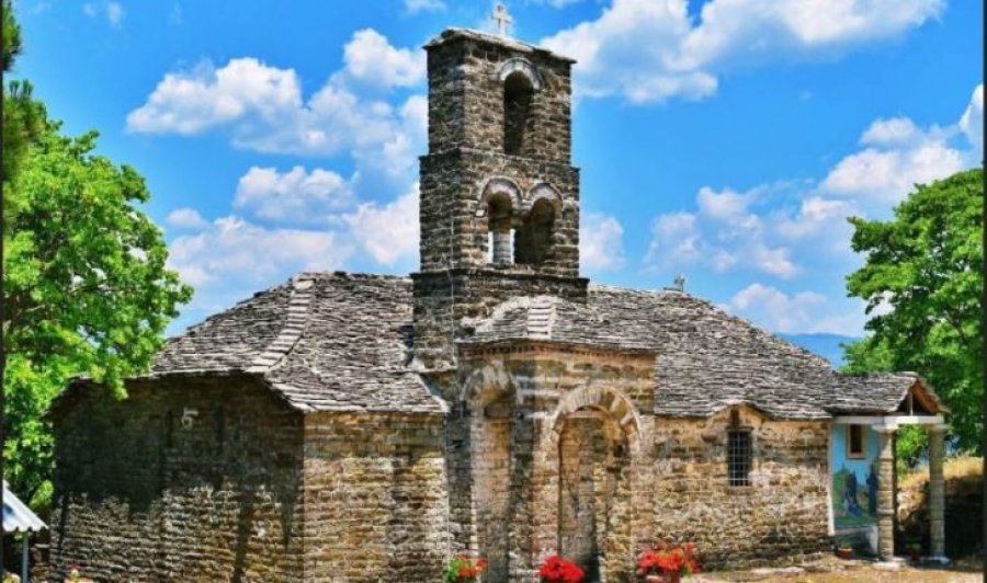 Udhëtime kulturore nën kupolat e kishave dhe peizazheve unike në Dropull