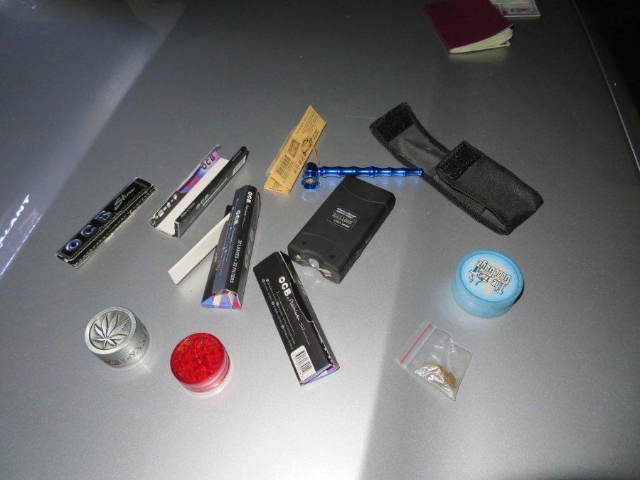 Arrestohen dy persona në Vushtrri për armëmbajtje pa leje dhe posedim të substancave narkotike