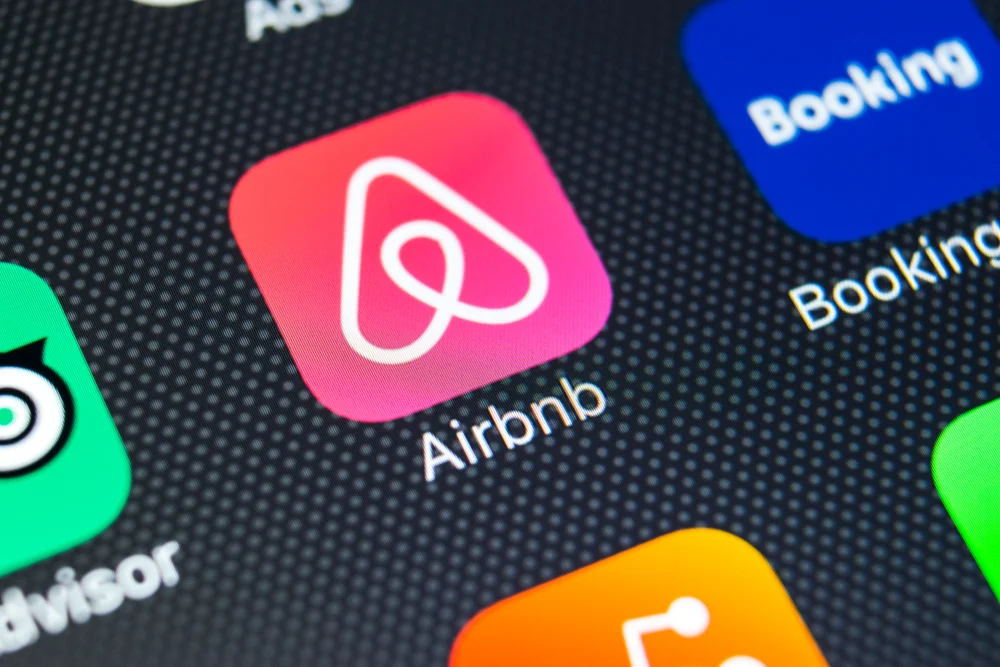 Përdorimi i platformave “Booking” dhe “Airbnb” për akomodim, rrezik për hotelerinë dhe qiratë