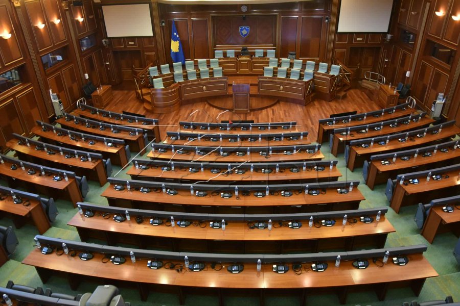 Mungojnë katër deputetë, a u shkel urdhri i Kushtetueses?