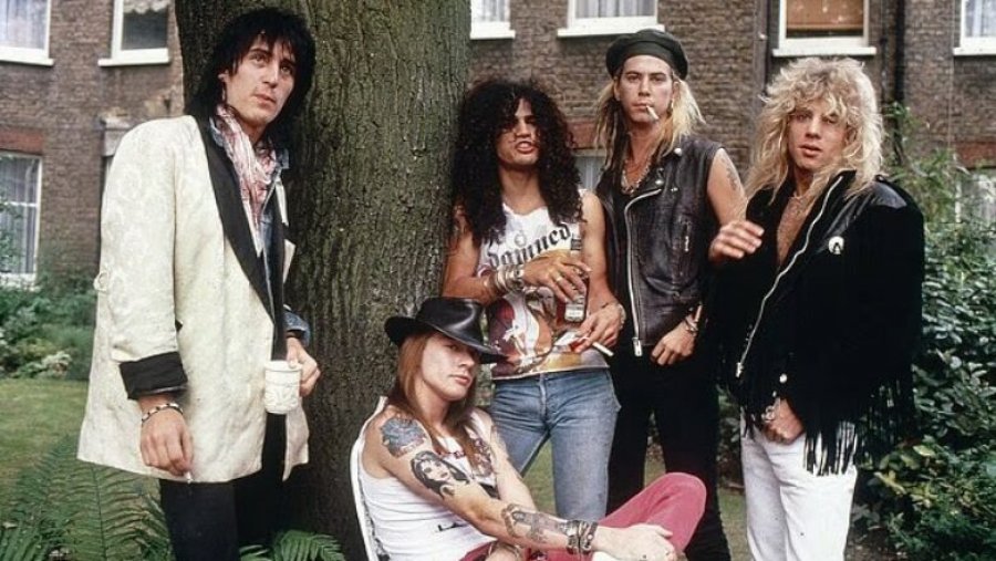 Ish-menaxheri i Guns N’ Roses rrëfen të vërtetën: Nga gjarpërinjtë në dhomën e gjumit te përjashtimi i papritur nga Axl Rose