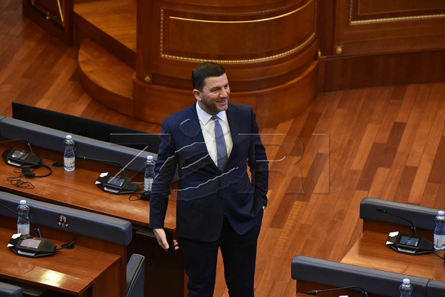 Krasniqi: LVV-ja të propozojë për kryeparlamentar dikë që s’ka qenë ministër, ndoshta e bëjnë zgjidhjen