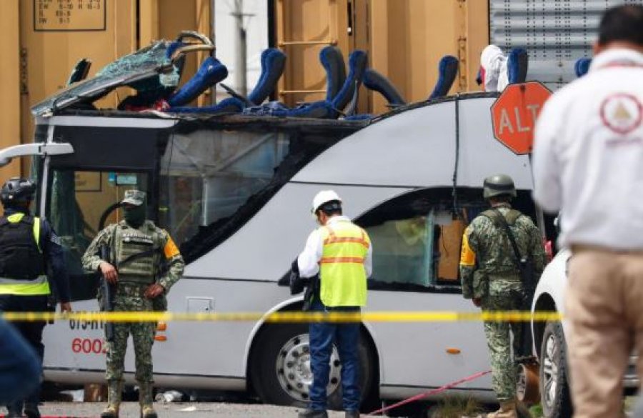 Treni përplaset me autobusin në Meksikë, vdesin tetë persona dhe lëndohen 45 të tjerë