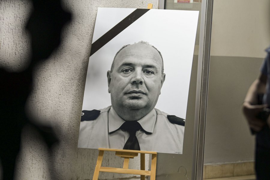 Sveçla përlotet për policin Bunjaku: Dha jetën për t’i mbrojtur shokët, gjaku i tij nuk falet