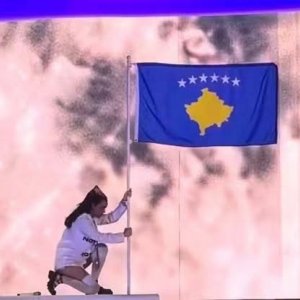 Të xhelozosh kur ngrihet flamuri i Kosovës!