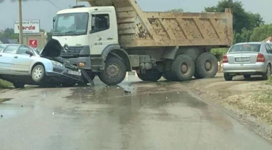 Kamioni godet veturën në Vushtrri, tre persona të lënduar