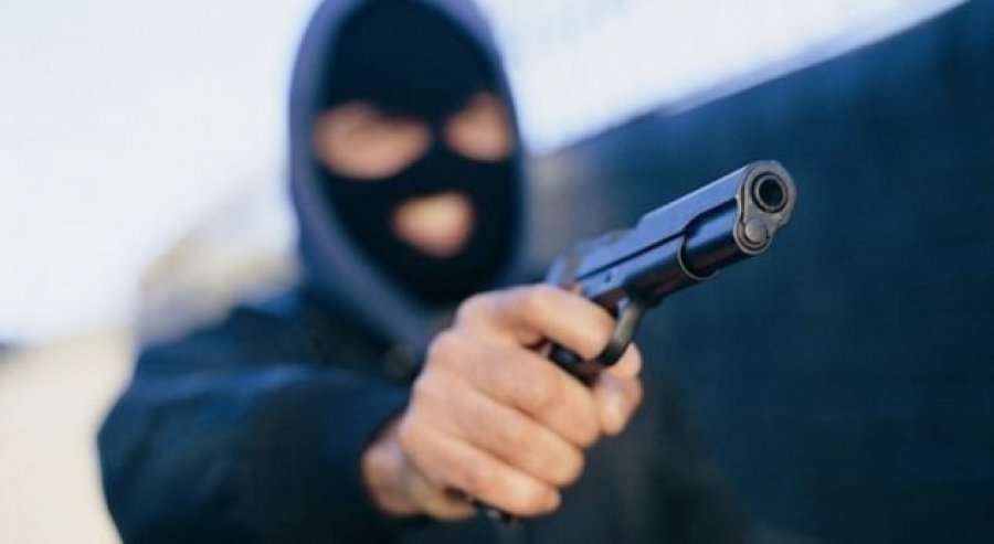 Një person i armatosur grabit 3000 euro në një pompë derivatesh në Prizren