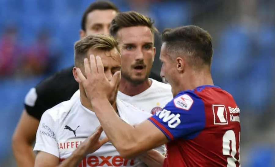 Përleshje në fushë, Xhaka ia 'hedh' dhe VAR-it, plas debati në Zvicër