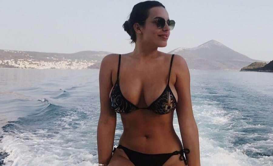Armina Mevlani ekspozon të pasmet me tanga, hipur mbi jahtin luksoz (FOTO)