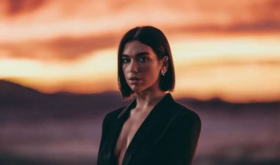 Dua Lipa zbulon shumë me veshje transparente
