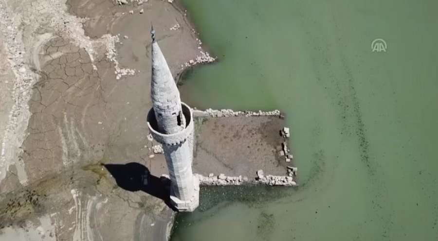 Bie niveli i ujit nga nxehtësia, shfaqet sërish fshati i dikurshëm