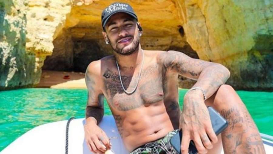 Skuadra po bëjnë luftë për të, ndërsa Neymar po relaksohet