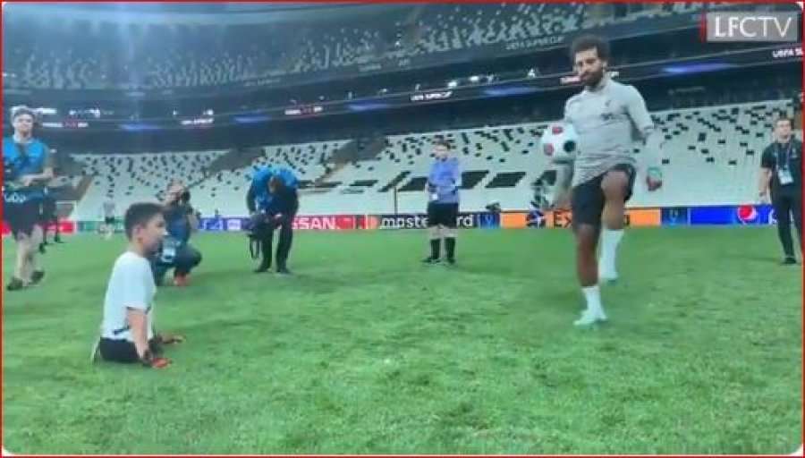 Salah një futbollist model, çfarë kënaqësie i dhuron fëmijës me aftësi të kufizuara