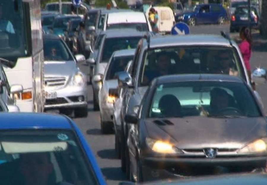 Turistët bllokohen në trafik, akset nacionale në veri dhe jug, të mbingarkuara