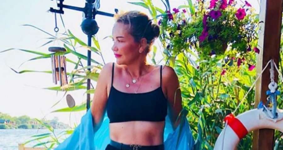 Këtë video ku nëna e Rita Orës kërcen me kokë në ujë s’duhet ta humbisni