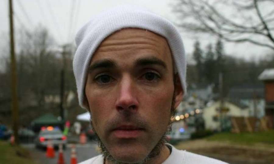 Njihuni me amerikanin që bëri pasuri të madhe, vetëm duke ngritur padi