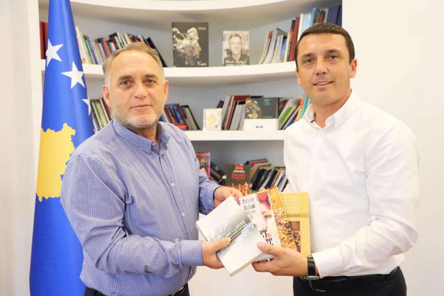Institucioneve të Bujanocit i dhurohen 135 tituj të librave