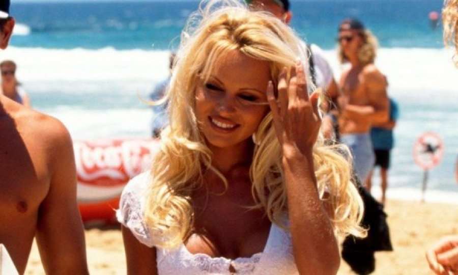 Pamela Anderson shfaqet vetëm me të brendshme