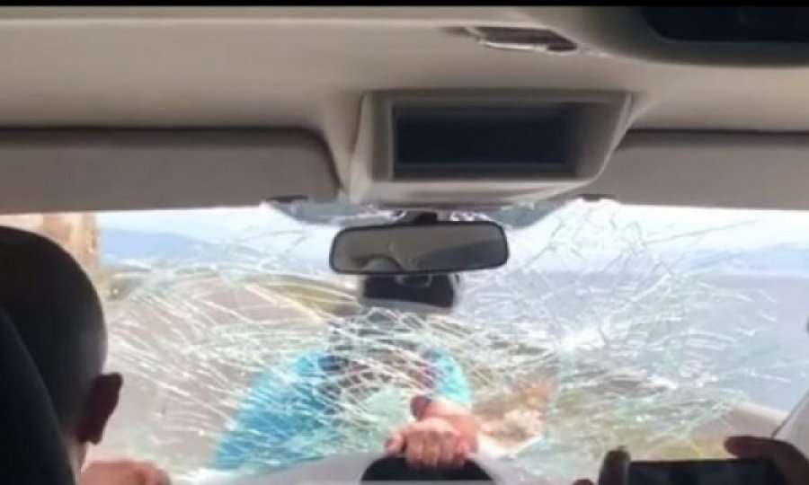 I doli përpara veturës e i theu xhamin turistëve spanjollë, ky është versioni i familjarëve për veprimet e Kokëdhimës