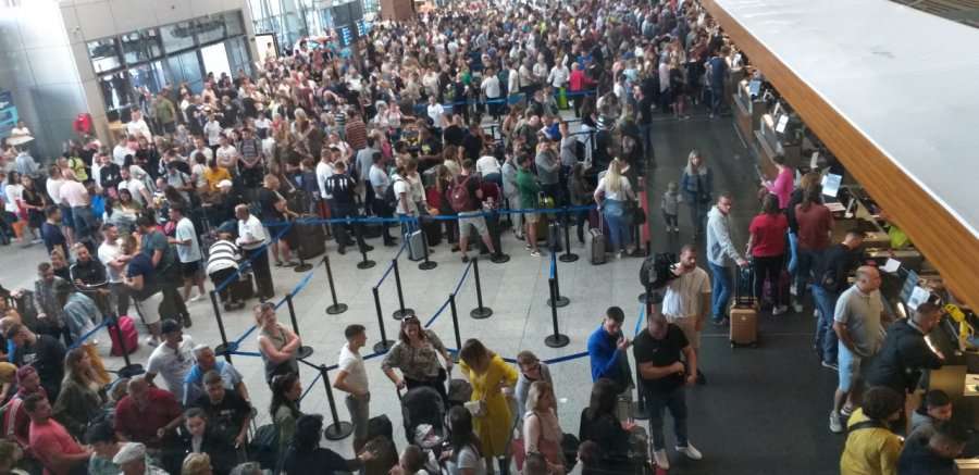 Bllokadë totale në Aeroportin e Prishtinës si pasojë e grevës së punëtorëve