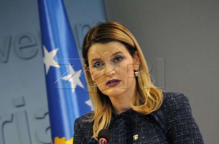 Paralajmërohen masa të reja kundër vendimit të ministres Hoxha për punësime në baza partiake e refuzimin e bursistëve