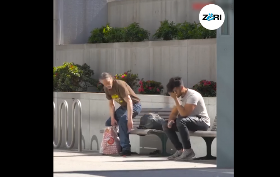 I riu i vendos 500 dollarë në çantë të pastrehut, çfarë ndodh më pas është e pabesueshme