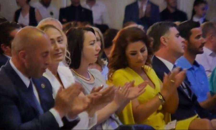 Këngëtarja e njohur i bashkohet AAK-së