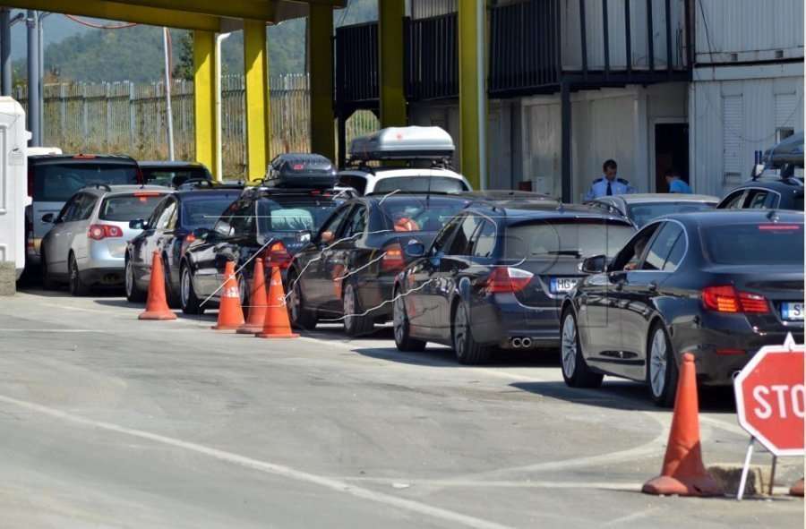Kolona të gjata në Merdare, pritje deri në pesë orë