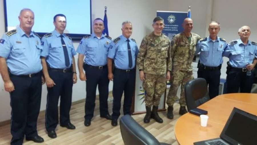 Komandanti i KFOR-it viziton Policinë në Pejë