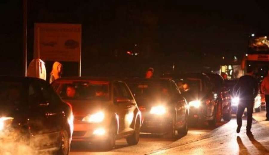 Rikthehen kolonat në Merdare, mbi 8 orë pritje për të dalë nga Kosova
