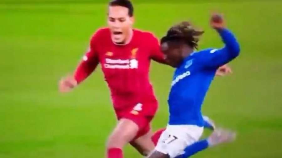 Futbollisti i Evertonit pati një rast të artë përballë Liverpoolit, por kështu e frikësoi Van Dijk