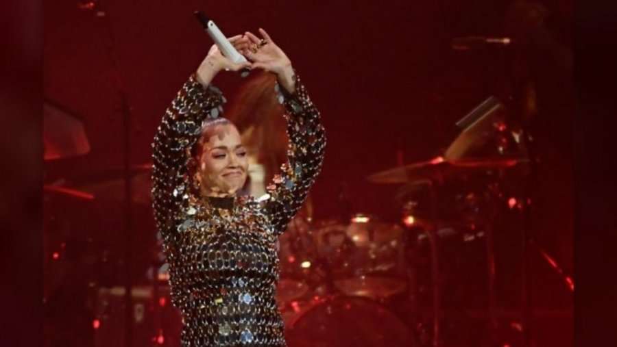 Rita Ora emocionon me fjalimin në koncertin e organizuar nga familja e Avicit