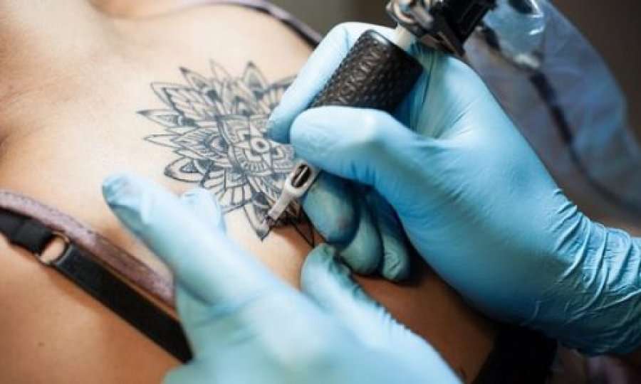 Bërja e një tatuazhi është rrezik shëndetësor