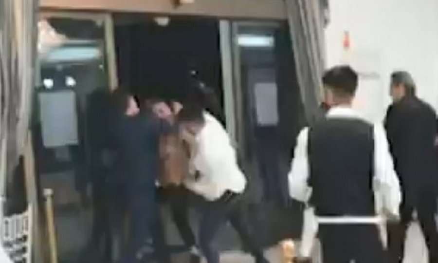 Koncerti degjeneron në dhunë, shikoni çfarë rrahje masive