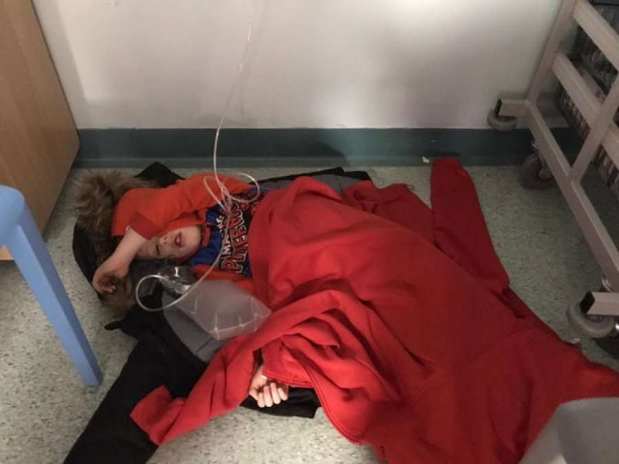 4-vjeçari fle në korridorin e spitalit për shkak të mungesës së shtretërve