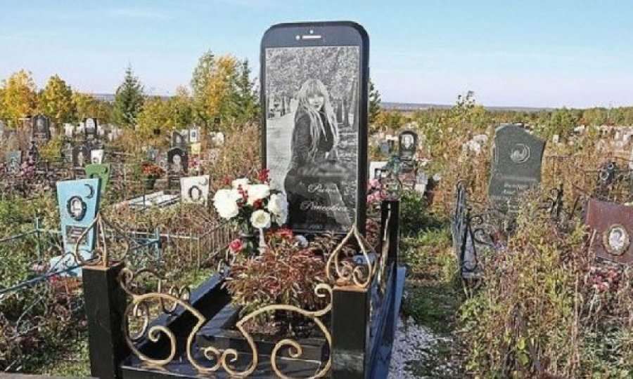 E fiksuar pas teknologjisë, i krijojnë gurin e varrit në formën e i-Phone-it