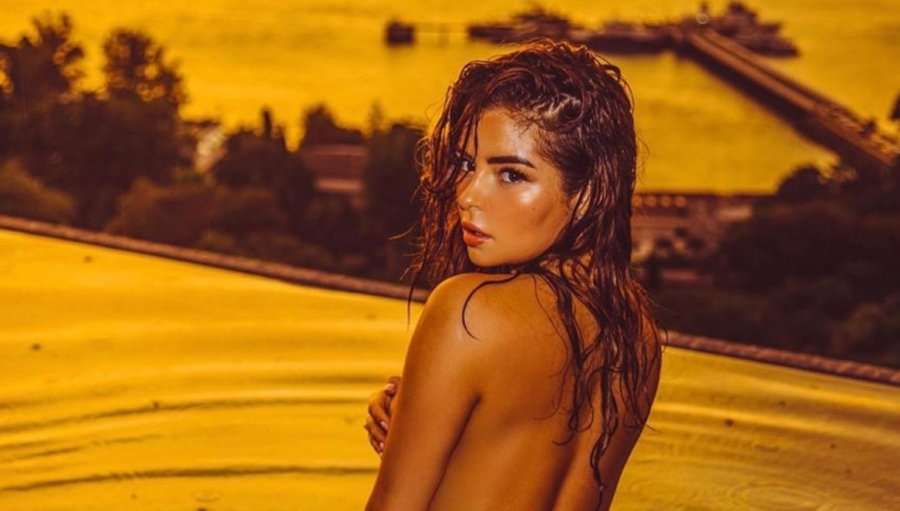 Demi Rose krejt natyrale, pozon pa rroba