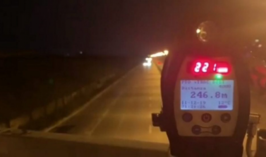 Shoferi shqiptar habit policinë, vozitë me shpejtësi 221 km/h (Video)