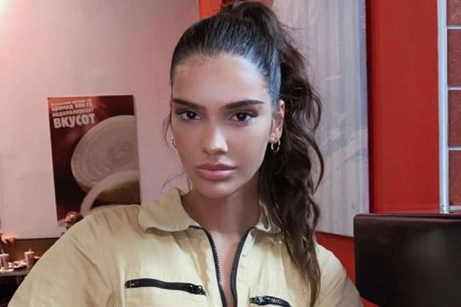 Arbenita Ismajli vë në pah linjat përfekte në bikini