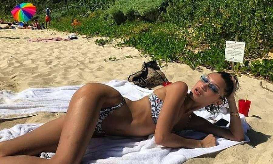 Modelja e njohur shfaqet përvëluese, ‘harron’ të vesh sytjena