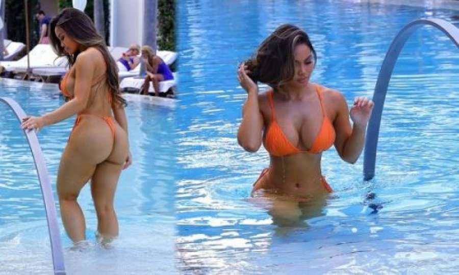 Me bikini tanga, bukuroshja filipinase i trullos të gjithë në pishinë
